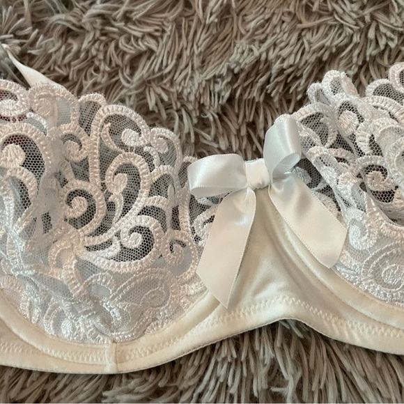 Victorias Secret white lace balconette bra 24 C NWOT - Picture 5 of 5